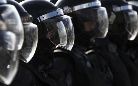 Pavel Golovkin/AP/TT Polisen blockerar en gata i Moskva i samband med en av de icke tillståndsgivna demonstrationerna. Bilden är från den 3 augusti. Pavel Golovkin/AP/TT Polisen blockerar en gata i Moskva i samband med en av de icke tillståndsgivna demonstrationerna. Bilden är från den 3 augusti.