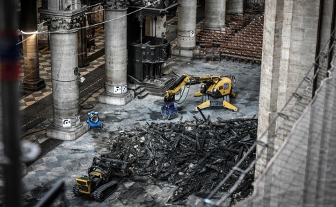 Stephane de Sakutin/AP/TT Den omfattande eldsvådan i Notre-Dame förstörde en stor del av katedralens tak. Stephane de Sakutin/AP/TT Den omfattande eldsvådan i Notre-Dame förstörde en stor del av katedralens tak.