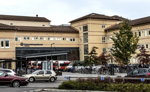 Tomas Oneborg / SvD / TT Mannen har förts med ambulans till universitetssjukhuset i Linköping. Arkivbild. Tomas Oneborg / SvD / TT Mannen har förts med ambulans till universitetssjukhuset i Linköping. Arkivbild.