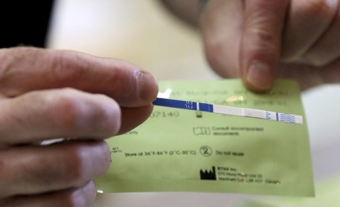 Matthew Apgar/Northwest Herald/AP/TT Många dör i opioidöverdoser i USA. På denna arkivbild visas en testremsa för fentanyl, som i antal överdosdöda räknat är USA:s farligaste drog. Matthew Apgar/Northwest Herald/AP/TT Många dör i opioidöverdoser i USA. På denna arkivbild visas en testremsa för fentanyl, som i antal överdosdöda räknat är USA:s farligaste drog.