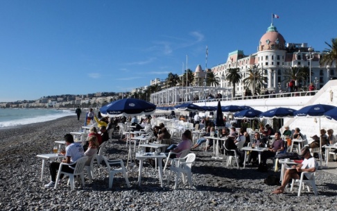 Lionel Cironneau/AP/TT Människor njuter av solen på stranden i Nice på den franska rivieran. Arkivbild. Lionel Cironneau/AP/TT Människor njuter av solen på stranden i Nice på den franska rivieran. Arkivbild.