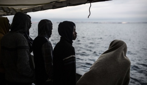 Olmo Calvo/AP/TT På bilden syns räddade migranter ombord på fartyget Open Arms. Bilden är från december i fjol. Olmo Calvo/AP/TT På bilden syns räddade migranter ombord på fartyget Open Arms. Bilden är från december i fjol.