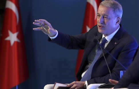 AP/TT Turkiets försvarsminister Hulusi Akar meddelar beslutet om ledningscentralen under ett möte i Ankara på onsdagen AP/TT Turkiets försvarsminister Hulusi Akar meddelar beslutet om ledningscentralen under ett möte i Ankara på onsdagen