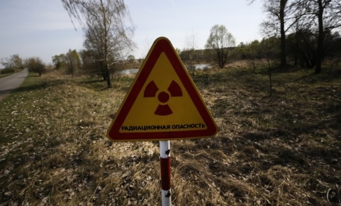 Sergei Grits/AP/TT En varningsskylt vid en vägspärr in till den avstängda zonen runt Tjernobyl i Ukraina. Arkivbild. Sergei Grits/AP/TT En varningsskylt vid en vägspärr in till den avstängda zonen runt Tjernobyl i Ukraina. Arkivbild.