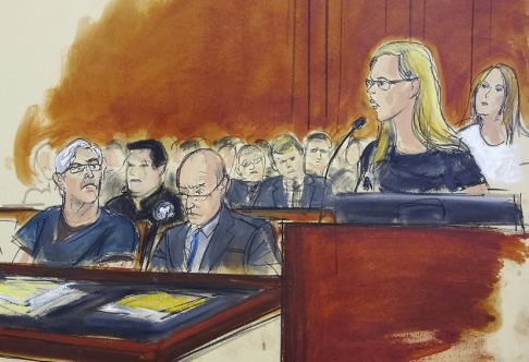 Elizabeth Williams/AP/TT Jeffrey Epstein, längst till vänster, vid en rättsförhandling i juli, då kvinnor vittnade om övergrepp han begått. Elizabeth Williams/AP/TT Jeffrey Epstein, längst till vänster, vid en rättsförhandling i juli, då kvinnor vittnade om övergrepp han begått.