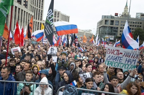 Alexander Zemlianichenko/AP/TT Tiotusentals personer samlades till regimkritiska protester i Moskva på lördagen. Alexander Zemlianichenko/AP/TT Tiotusentals personer samlades till regimkritiska protester i Moskva på lördagen.