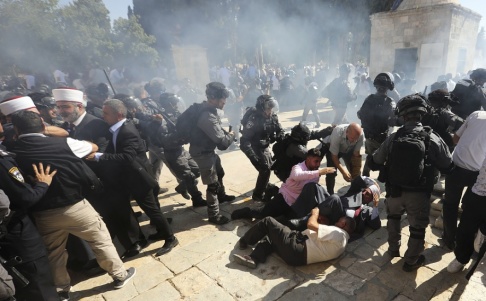 Mahmoud Illean/AP/TT Flera personer har skadats i sammandrabbningar på Tempelberget i Jerusalem. Mahmoud Illean/AP/TT Flera personer har skadats i sammandrabbningar på Tempelberget i Jerusalem.