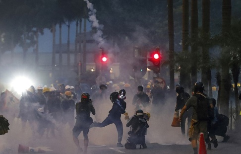 Vincent Thian/AP/TT En demonstrant kastar tårgas avfyrad av polis under demonstrationerna på söndagen, då vilda protester återigen tog över gatorna i Hongkong. Vincent Thian/AP/TT En demonstrant kastar tårgas avfyrad av polis under demonstrationerna på söndagen, då vilda protester återigen tog över gatorna i Hongkong.