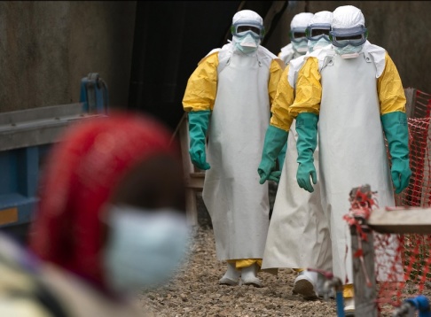 Jerome Delay/AP/TT Vårdpersonal i staden Beni i nordöstra Kongo-Kinshasa bär skyddsdräkter för att skydda sig mot ebolasmitta. Bild från juli. Jerome Delay/AP/TT Vårdpersonal i staden Beni i nordöstra Kongo-Kinshasa bär skyddsdräkter för att skydda sig mot ebolasmitta. Bild från juli.