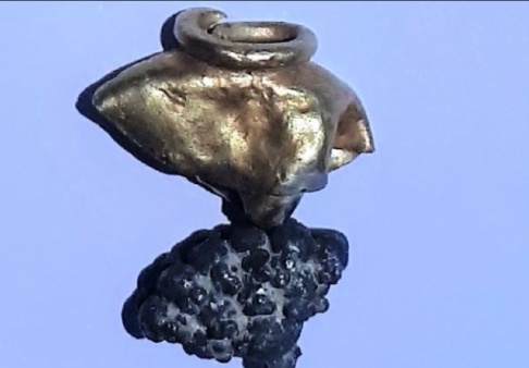 Mt Zion Archaeological Expedition/Rafi Lewis/TT Fyndet av ett guld- och silversmycke, antagligen någon form av örhänge, tyder på att en förmögen person bott på platsen, och att någon form av katastrof inträffade där. Mt Zion Archaeological Expedition/Rafi Lewis/TT Fyndet av ett guld- och silversmycke, antagligen någon form av örhänge, tyder på att en förmögen person bott på platsen, och att någon form av katastrof inträffade där.
