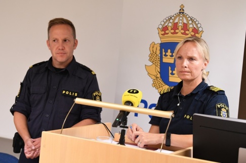 Johan Nilsson/TT Martin Thornell, kommunpolis, och Åsa Nilsson, tf lokalpolisområdeschef i Kristianstad, under en pressträff om måndagens våldsbrott. Johan Nilsson/TT Martin Thornell, kommunpolis, och Åsa Nilsson, tf lokalpolisområdeschef i Kristianstad, under en pressträff om måndagens våldsbrott.