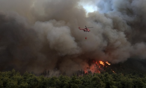 Yorgos Karahalis En helikopter dumpar vatten vid byn Makrimalli. Yorgos Karahalis En helikopter dumpar vatten vid byn Makrimalli.