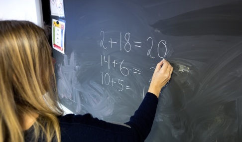 Gorm Kallestad/NTB/TT Många kommuner rapporterar om lärarbrist inför höstens skolstart. Arkivbild. Gorm Kallestad/NTB/TT Många kommuner rapporterar om lärarbrist inför höstens skolstart. Arkivbild.