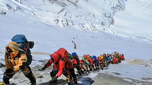 Rizza Alee/AP/TT Nya regler för att bestiga Mount Everest ska minska antalet dödsolyckor. Bild från årets vårsäsong. Rizza Alee/AP/TT Nya regler för att bestiga Mount Everest ska minska antalet dödsolyckor. Bild från årets vårsäsong.