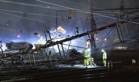 Johan Nilsson/TT Under natten till torsdagen pågick arbete vid de kontaktledningar som fallit ner över spåren norr om stationen i Hässleholm i samband med en våldsam brand i en industribyggnad. Johan Nilsson/TT Under natten till torsdagen pågick arbete vid de kontaktledningar som fallit ner över spåren norr om stationen i Hässleholm i samband med en våldsam brand i en industribyggnad.