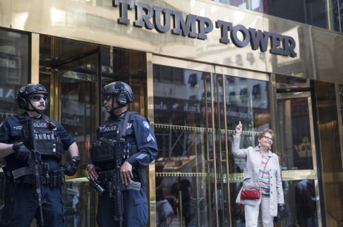 Mary Altaffer/AP/TT Trump Tower är hårt bevakat när presidenten är i närheten. Här låter en turist sig fotograferas en majdag i år. Mary Altaffer/AP/TT Trump Tower är hårt bevakat när presidenten är i närheten. Här låter en turist sig fotograferas en majdag i år.