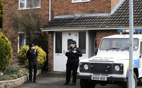 Frank Augstein/AP/TT Brittiska poliser utanför den ryske ex-agenten Sergej Skripals hus i Salisbury. Arkivbild Frank Augstein/AP/TT Brittiska poliser utanför den ryske ex-agenten Sergej Skripals hus i Salisbury. Arkivbild