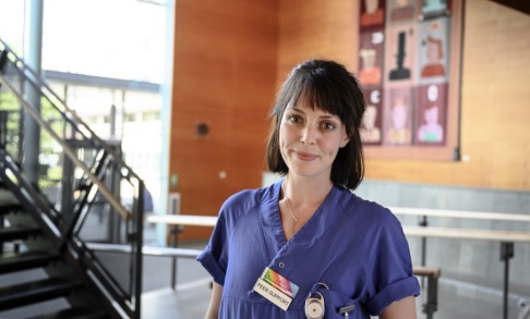 Björn Larsson Rosvall/TT Tess Johansson är en av de två anställda på avdelningen för personer med självskadebeteende som själv har erfarenhet av problemet Björn Larsson Rosvall/TT Tess Johansson är en av de två anställda på avdelningen för personer med självskadebeteende som själv har erfarenhet av problemet