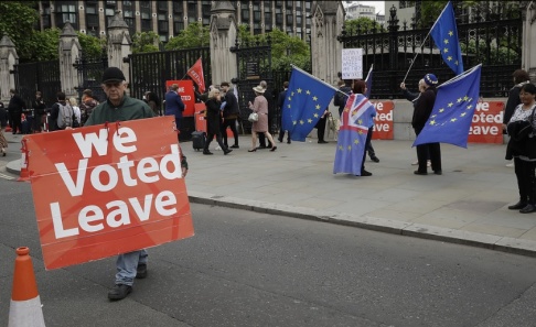 Matt Dunham/AP/TT Demonstranter för och emot brexit i London tidigare i sommar. Arkivbild. Matt Dunham/AP/TT Demonstranter för och emot brexit i London tidigare i sommar. Arkivbild.