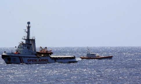 Elio Desiderio/Ansa/AP/TT Open Arms och en båt från italienska kustbevakningen utanför Lampedusa i södra Italien. Arkivbild. Elio Desiderio/Ansa/AP/TT Open Arms och en båt från italienska kustbevakningen utanför Lampedusa i södra Italien. Arkivbild.