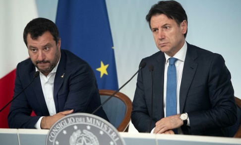 Maurizio Brambatti/AP/TT Italiens inrikesminister och vice premiärminister Matteo Salvini, till vänster, och premiärminister Giuseppe Conte, till höger. Arkivbild. Maurizio Brambatti/AP/TT Italiens inrikesminister och vice premiärminister Matteo Salvini, till vänster, och premiärminister Giuseppe Conte, till höger. Arkivbild.