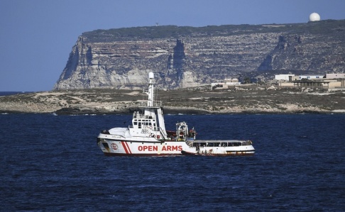 Salvatore Cavalli/AP/TT Räddningsfartyget Open Arms utanför den italienska ön Lampedusa. Salvatore Cavalli/AP/TT Räddningsfartyget Open Arms utanför den italienska ön Lampedusa.