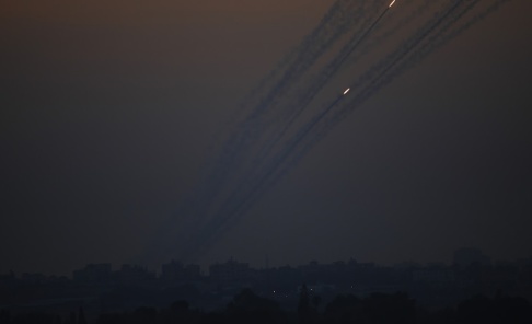 Ariel Schalit/AP/TT Raketer som avlossats från Gazaremsan mot Israel lämnar spår på himlen. Arkivbild. Ariel Schalit/AP/TT Raketer som avlossats från Gazaremsan mot Israel lämnar spår på himlen. Arkivbild.