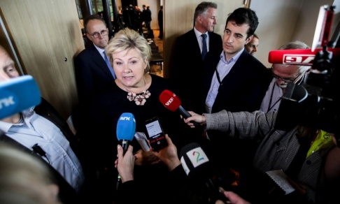 Vidar Ruud/NTB Scanpix/TT Erna Solberg pratar med medierna under fredagen. Vidar Ruud/NTB Scanpix/TT Erna Solberg pratar med medierna under fredagen.