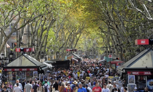Manu Fernandez/AP/TT Folkmassa i centrala Barcelona, där gaturånen har ökat rejält på senare tid. Manu Fernandez/AP/TT Folkmassa i centrala Barcelona, där gaturånen har ökat rejält på senare tid.