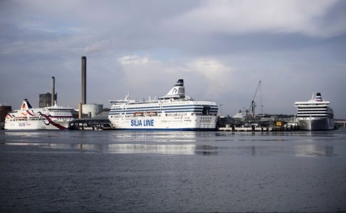 Fredrik Sandberg/TT Tallinks passagerarfärja Baltic Queen och Silja Lines färja Silja Serenade vid kaj i Värtahamnen. Arkivbild. Fredrik Sandberg/TT Tallinks passagerarfärja Baltic Queen och Silja Lines färja Silja Serenade vid kaj i Värtahamnen. Arkivbild.