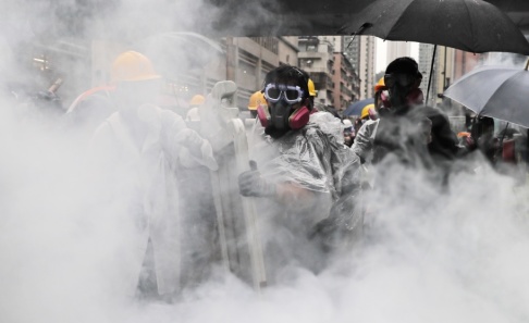 Kin Cheung/AP/TT Polisen i Hongkong satte in tårgas mot demonstranterna på söndagen. Kin Cheung/AP/TT Polisen i Hongkong satte in tårgas mot demonstranterna på söndagen.