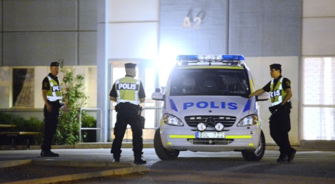 Johan Nilsson / TT Polisen hjälper boende att inkvartera sig i en skola nära branden. Arkivbild. Johan Nilsson / TT Polisen hjälper boende att inkvartera sig i en skola nära branden. Arkivbild.
