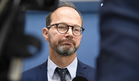 Thommy Tengborg/TT Infrastrukturminister Tomas Eneroth (S) hoppas kunna bjuda in till nya samtal om höghastighetsbanor snart. Men det sade han i januari också. Thommy Tengborg/TT Infrastrukturminister Tomas Eneroth (S) hoppas kunna bjuda in till nya samtal om höghastighetsbanor snart. Men det sade han i januari också.