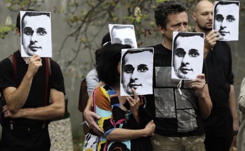 Petr David Josek/AP/TT Fängelsedomen mot Oleg Sentsov har mött skarp internationell kritik. Här demonstrerar människor utanför Rysslands ambassad i Prag förra året genom att hålla upp ett porträtt av Sentsov. Arkivbild. Petr David Josek/AP/TT Fängelsedomen mot Oleg Sentsov har mött skarp internationell kritik. Här demonstrerar människor utanför Rysslands ambassad i Prag förra året genom att hålla upp ett porträtt av Sentsov. Arkivbild.