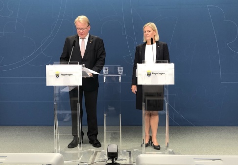 Tove Eriksson/TT Finansminister Magdalena Andersson (S) och försvarsminister Peter Hultqvist (S) presenterar finansieringen av de ökade anslagen till försvaret. Tove Eriksson/TT Finansminister Magdalena Andersson (S) och försvarsminister Peter Hultqvist (S) presenterar finansieringen av de ökade anslagen till försvaret.