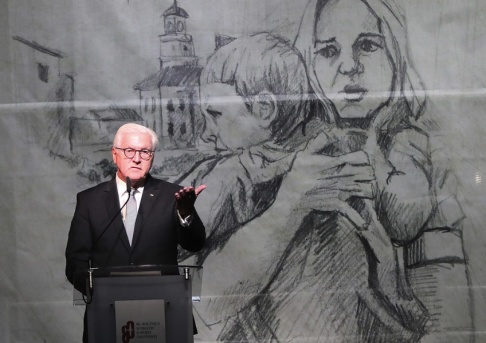 Czarek Sokolowski Tysklands president Frank-Walter Steinmeier bad om förlåtelse under en minnesceremoni i Polen. Arkivbild. Czarek Sokolowski Tysklands president Frank-Walter Steinmeier bad om förlåtelse under en minnesceremoni i Polen. Arkivbild.