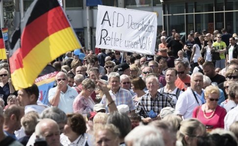 Joerg Carstensen/AP/TT "AfD – rädda vårt folk!" står det på en banner under ett väljarmöte i staden Cottbus i Brandenburg. Joerg Carstensen/AP/TT "AfD – rädda vårt folk!" står det på en banner under ett väljarmöte i staden Cottbus i Brandenburg.