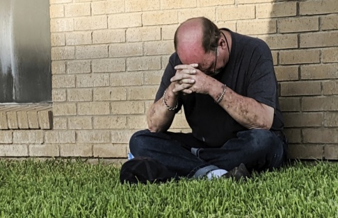 Mark Rogers/AP/TT En man ber utanför en akutmottagning i Odessa, Texas, dit flera skadade fördes. Mark Rogers/AP/TT En man ber utanför en akutmottagning i Odessa, Texas, dit flera skadade fördes.