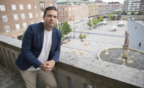 Fredrik Sandberg/TT Jimmy Jansson, kommunstyrelsens ordförande i Eskilstuna, vill begränsa tiggeriet i staden. Fredrik Sandberg/TT Jimmy Jansson, kommunstyrelsens ordförande i Eskilstuna, vill begränsa tiggeriet i staden.