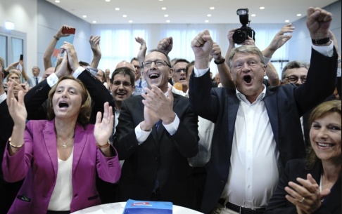 Michael Kappeler/AP/TT Jubel på AfD:s valvaka i tyska Sachsen. Till vänster partiets toppnamn i delstaen: Beatrix von Storch. Michael Kappeler/AP/TT Jubel på AfD:s valvaka i tyska Sachsen. Till vänster partiets toppnamn i delstaen: Beatrix von Storch.