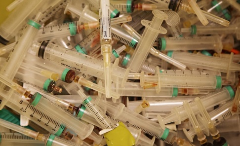 Martina Holmberg / TT I Sverige sprids hepatit C oftast mellan missbrukare som delar sprutor. Arkivbild. Martina Holmberg / TT I Sverige sprids hepatit C oftast mellan missbrukare som delar sprutor. Arkivbild.
