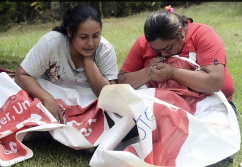 El País/AP/TT Anhöriga till Karina García sörjer, med hennes valmaterial i famnen, efter beskedet om mordet. El País/AP/TT Anhöriga till Karina García sörjer, med hennes valmaterial i famnen, efter beskedet om mordet.