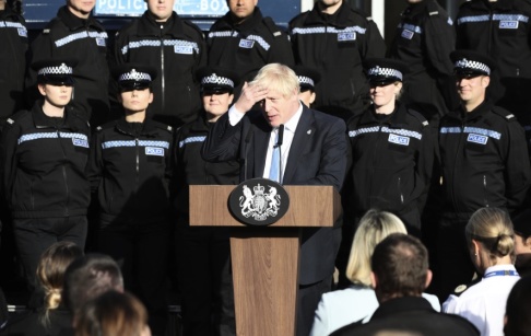 Danny Lawson/PA/AP/TT Svettig vecka för Boris Johnson. Här håller han tal i West Yorkshire på torsdagen. Danny Lawson/PA/AP/TT Svettig vecka för Boris Johnson. Här håller han tal i West Yorkshire på torsdagen.