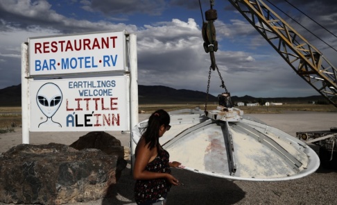 John Locher/AP/TT En turist tittar på ett "ufo" utanför "Little A'Le'Inn" i Rachel, Nevada. Bild tagen i juli i år. John Locher/AP/TT En turist tittar på ett "ufo" utanför "Little A'Le'Inn" i Rachel, Nevada. Bild tagen i juli i år.
