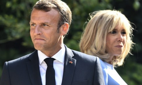Gerard Julien/AP/TT Frankrikes president Emmanuel Macron tillsammans med sin fru Brigitte Macron. Arkivbild. Gerard Julien/AP/TT Frankrikes president Emmanuel Macron tillsammans med sin fru Brigitte Macron. Arkivbild.