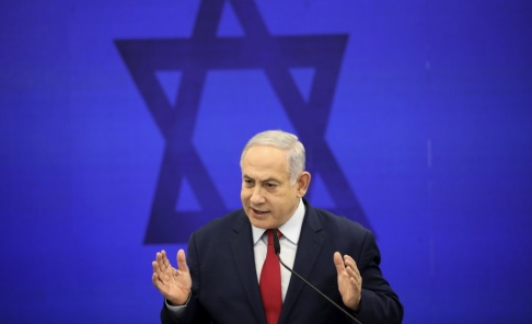 Oded Balilty/AP/TT Benjamin Netanyahu kampanjar för fullt inför Israels nyval, som hålls om en vecka. Här framträder han i Tel Aviv på tisdagen. Oded Balilty/AP/TT Benjamin Netanyahu kampanjar för fullt inför Israels nyval, som hålls om en vecka. Här framträder han i Tel Aviv på tisdagen.