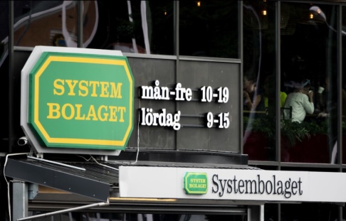 Geir Olsen/NTB scanpix/TT M-ledningen förelår att Systembolaget ska få ha öppet även på söndagar. Arkivbild. Geir Olsen/NTB scanpix/TT M-ledningen förelår att Systembolaget ska få ha öppet även på söndagar. Arkivbild.