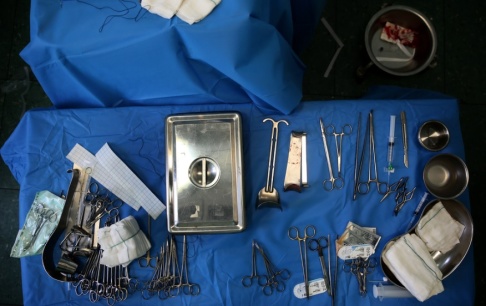 Ebrahim Noroozi/AP/TT Bulgariska myndigheter slog till mot misstänkt Illegal handel med njurar. På bilden föremål som används vid njurtransplantation. Arkivbild. Ebrahim Noroozi/AP/TT Bulgariska myndigheter slog till mot misstänkt Illegal handel med njurar. På bilden föremål som används vid njurtransplantation. Arkivbild.