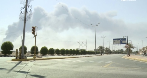 al-Arabiya/AP/TT Rök syns stiga från bränderna som drönarattackerna orsakade mot saudiska oljeanläggningarna. al-Arabiya/AP/TT Rök syns stiga från bränderna som drönarattackerna orsakade mot saudiska oljeanläggningarna.