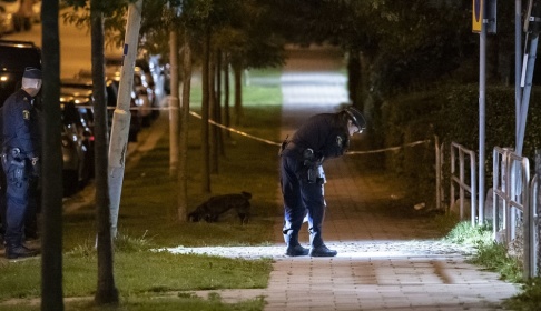 Johan Nilsson/TT Polisen har spärrat av en misstänkt brottplats i Malmö. Johan Nilsson/TT Polisen har spärrat av en misstänkt brottplats i Malmö.